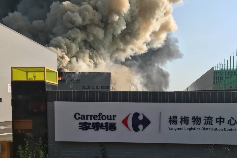 桃園市楊梅區梅獅路家福股份有限公司倉儲14日上午發生火警，濃煙直竄天際。（桃園市政府消防局提供） (圖：中央社)
