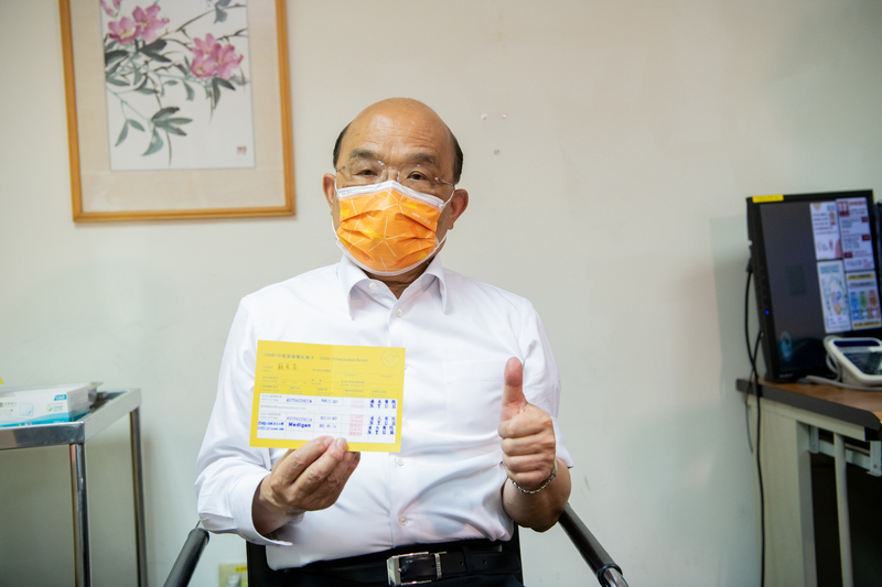 行政院長蘇貞昌14日赴台大醫院，完成第3劑疫苗接種，他拿著小黃卡，比著「讚」。（行政院提供）