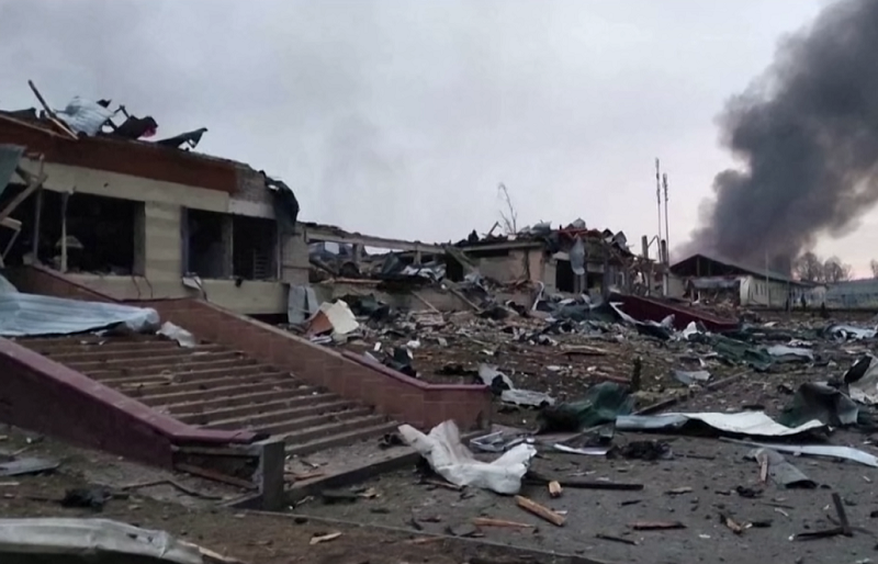 俄羅斯3日13日襲擊烏克蘭最西部一處軍事基地，造成至少35人喪生，這是俄羅斯入侵烏國兩週多以來，最接近北約東側邊境的襲擊，距離波蘭邊境僅20公里。(圖擷自YouTube)