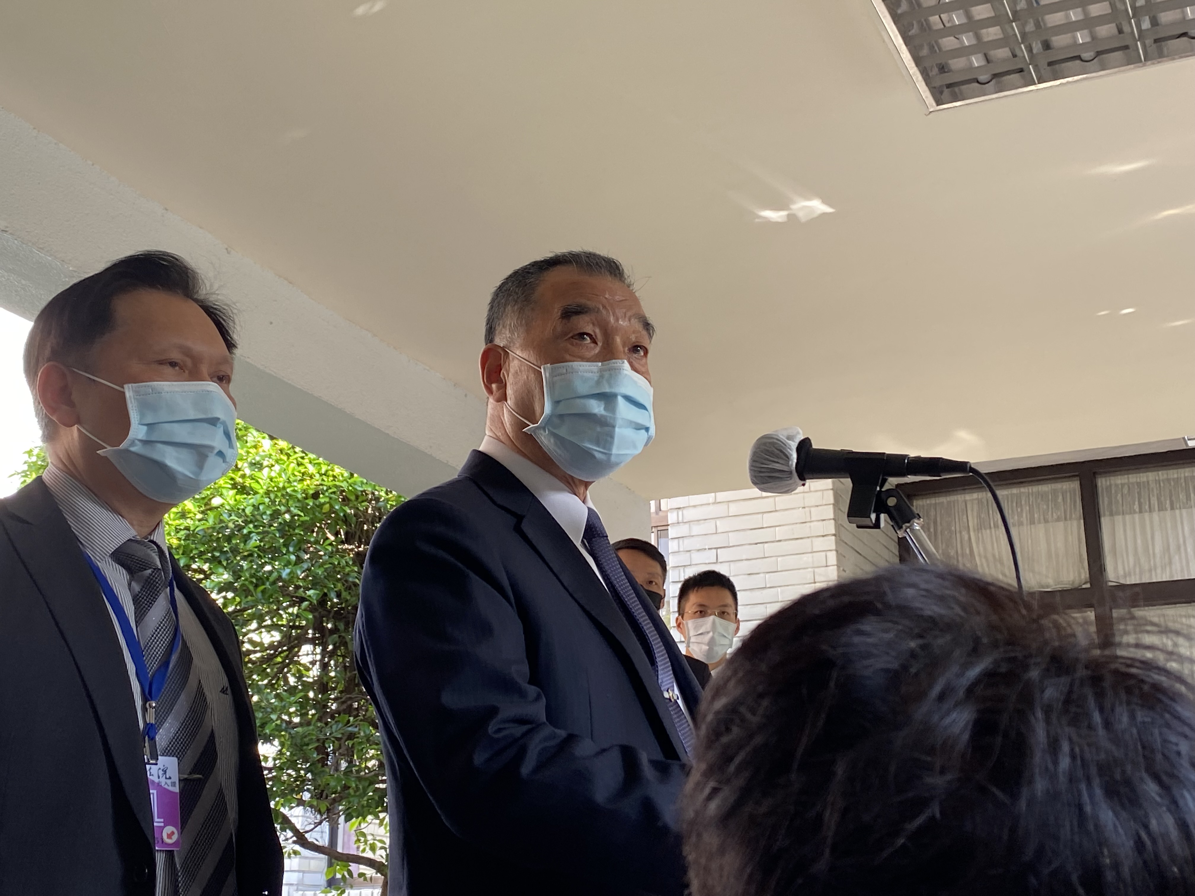 國防部長邱國正15日赴立院備詢前表示，將盡最大努力保護同袍執勤安全。(林詠青攝)