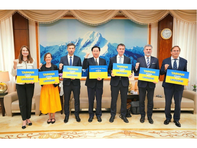 外交部長吳釗燮(中)15日宣布第二波援助烏克蘭難民行動，將分別捐贈波蘭650萬美元，斯洛伐克、匈牙利、捷克各150萬美元，立陶宛50萬美元 (外交部提供)