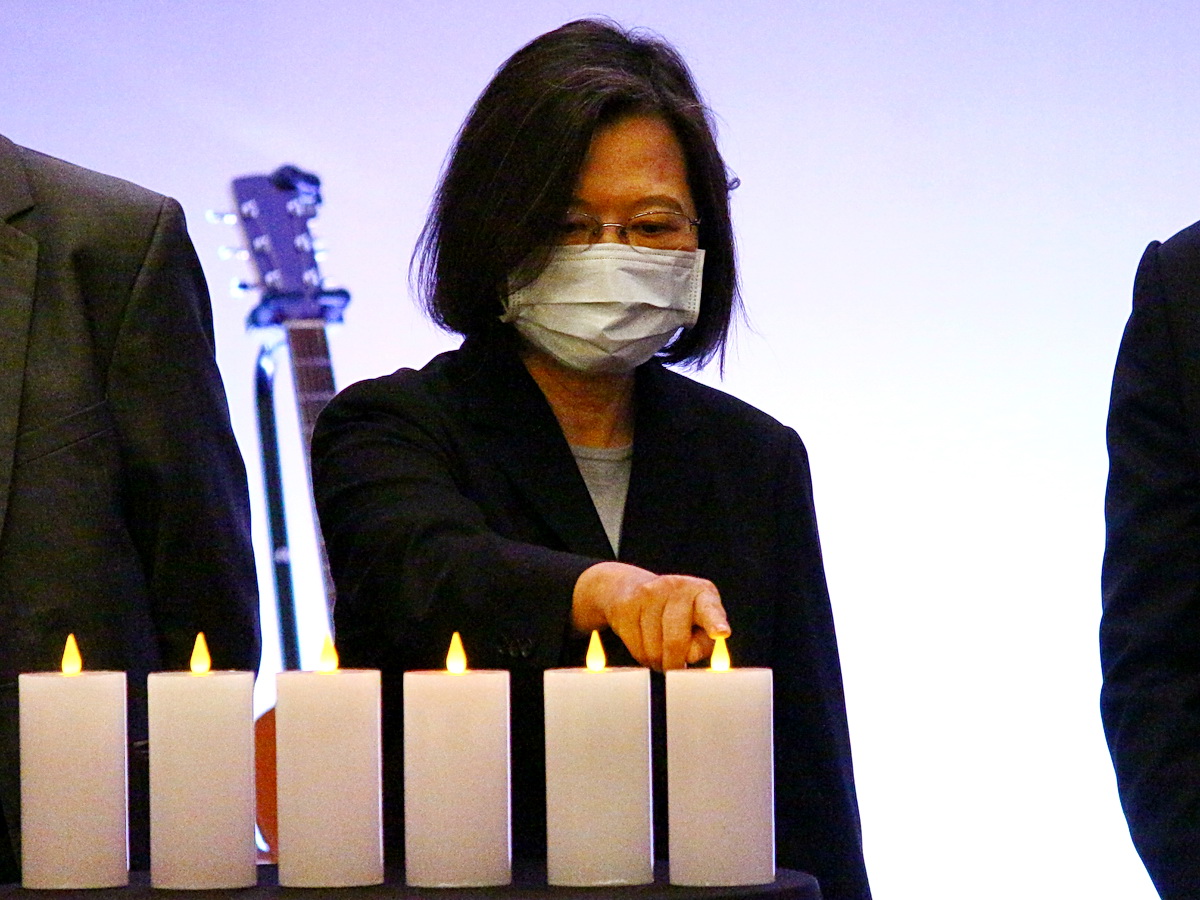 蔡英文總統15日出席「國際大屠殺紀念日」活動，與現場貴賓進行點燭儀式 (央廣記者王照坤 攝)