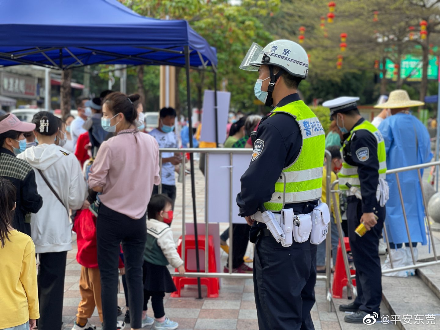 東莞民眾13日進行核酸檢測。(圖:微博)