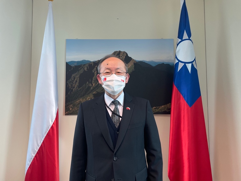 俄羅斯入侵烏克蘭引發人道災難，台灣民眾熱情捐款和援助物資。駐波蘭代表陳龍錦16日向中央社表示，台灣與自由民主世界同在，這個大原則很明確，台灣對俄烏戰爭的表態「很多國家都在看」。 (圖：中央社)