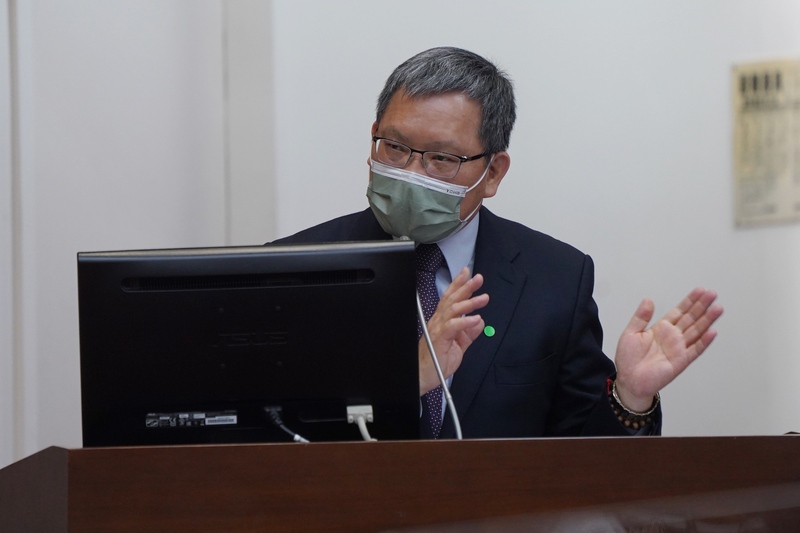 立委日前關心中央銀行若升息，恐加重青安、紓困和就學貸款族壓力，公股行庫能否暫緩提高利率；財政部長蘇建榮（圖）17日在立法院重申，青安貸款利率會進行滾動式檢討，其他貸款公股行庫將視成本結構適當因應。(圖：中央社)