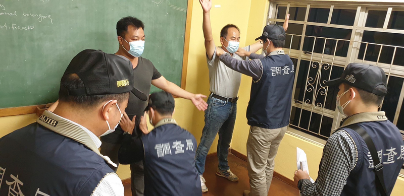 蕭姓男子（後右）、陳姓男子（後左）於史瓦帝尼走私犀牛角遭逮，已各遭判刑11年並於當地服刑近5年，2人請求返台服刑獲准。調查局人員前往史瓦帝尼監獄押解2人返台，預計17日晚間返台發監執行殘餘刑期。(圖：中央社)