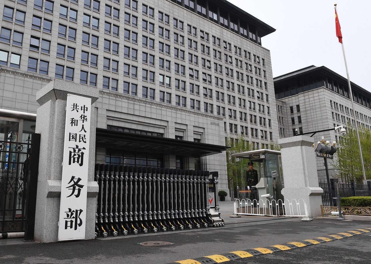 中國商務部14日說，有個別外國企業違反正常的市場交易原則，脅迫中企「選邊站隊」，要求相關中國企業和個人不得屈從外界脅迫，對外作出不當表態。(圖：RTHK)