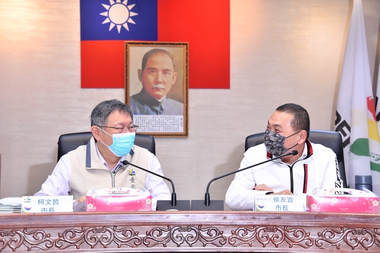 台北市長柯文哲(左)、新北市長侯友宜(右)18日共同出席「雙北合作交流平台市長層級會議」。(北市府提供)