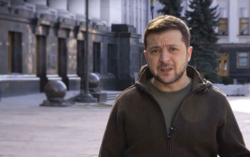 烏克蘭總統澤倫斯基(Volodymyr Zelensky)在面臨俄羅斯入侵時不但未逃跑，更經常在街頭、辦公室自拍證明自己人在基輔，藉以鼓舞民眾抗敵 。(推特)