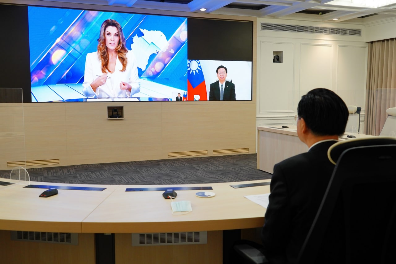 外交部長吳釗燮接受「澳洲天空新聞台」（Sky News Australia）旗艦政論節目「Credlin」主持人Peta Credlin視訊專訪。(圖：外交部官網)