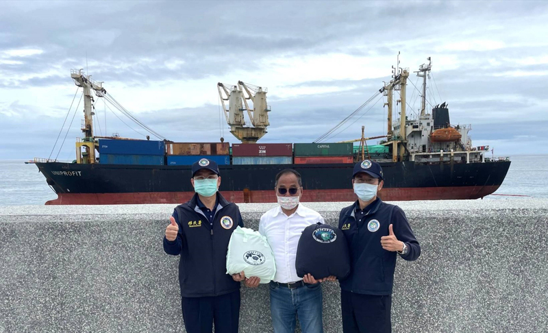 貝里斯籍貨輪8日擱淺台東富岡港外至今，移民署台東專勤隊募集防寒物資捐贈給貨輪上16名船員，讓遭遇困境的船員感受到台灣人的善心。（移民署台東專勤隊提供） (圖：中央社)