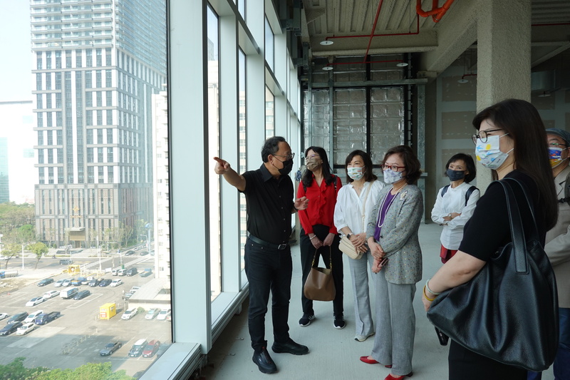 公視台語台南部製作中心確定落腳高雄，將在高雄市立圖書館總館二期文創會館設製作中心辦公室、新聞攝影棚，高雄市副市長史哲（左1）、公視董事長陳郁秀（左4）、代理總經理徐秋華（左2）18日前往會勘。（高雄市政府提供）中央社記者曾以寧傳真  111年3月19日 (圖：中央社)