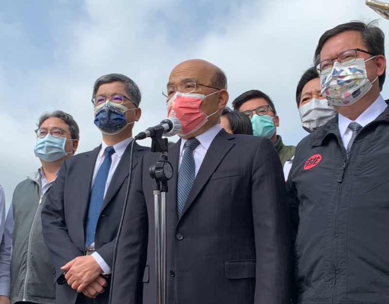 行政院長蘇貞昌（前右2）19日表示，俄羅斯侵略烏克蘭，全世界民主國家共同譴責、抵制，而台美關係堅如磐石，一起努力堅守普世價值防線。前右1為桃園市長鄭文燦。 (圖：中央社)