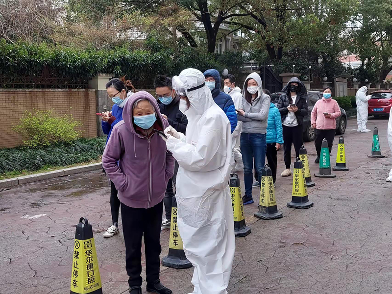 圖為上海一社區居民排隊等待核酸檢測。(圖：中央社檔案照片)