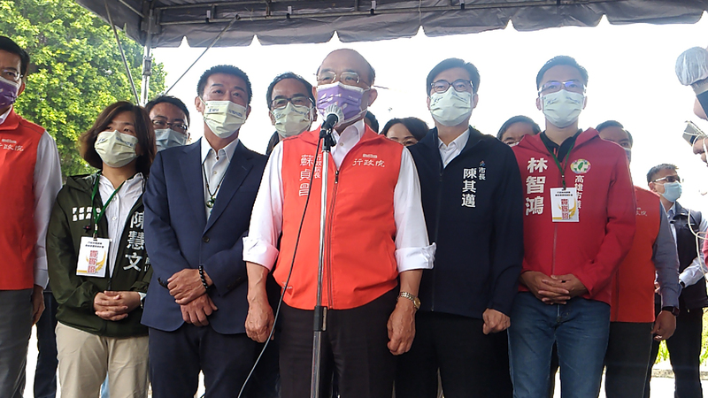 行政院長蘇貞昌（前中）20日視察高雄捷運黃線規劃，當場宣布已於18日核定工程。 (圖：中央社)