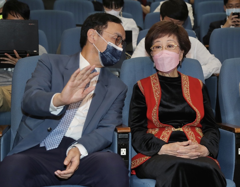 前副總統呂秀蓮（右）20日下午在台北應國民黨青年部邀請演講，國民黨主席朱立倫（左）出席。(圖：中央社)