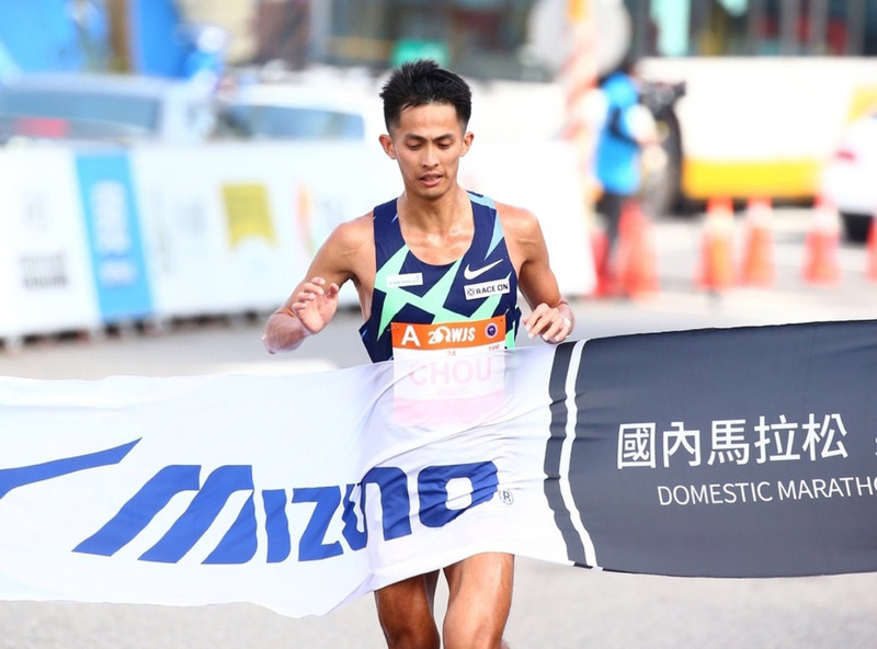 2022新北市萬金石馬拉松20日登場，國內男子組由周庭印以成績2小時31分41秒拿下冠軍。（新北市體育處提供） (圖：中央社)