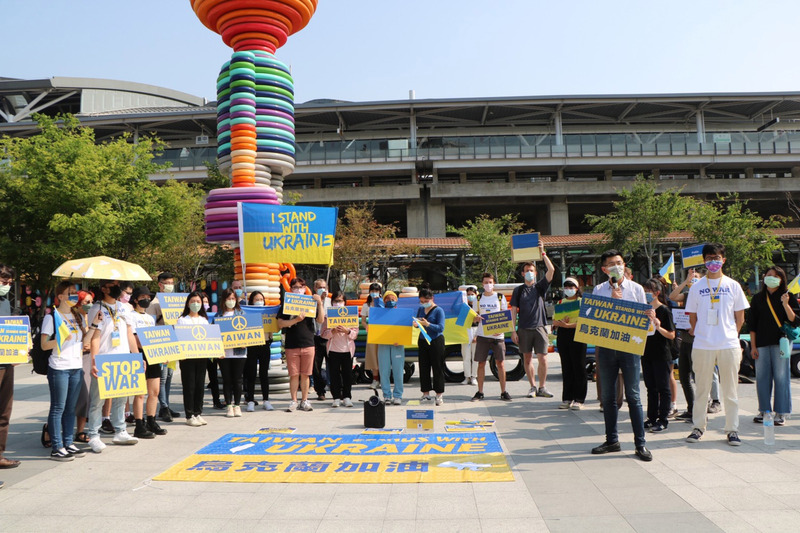 民間團體20日在舊台中火車站前廣場舉辦集會，邀請台中市民一同聲援烏克蘭，也有許多來自各國與中南部的朋友到場參與。（主辦單位提供） (圖：中央社)
