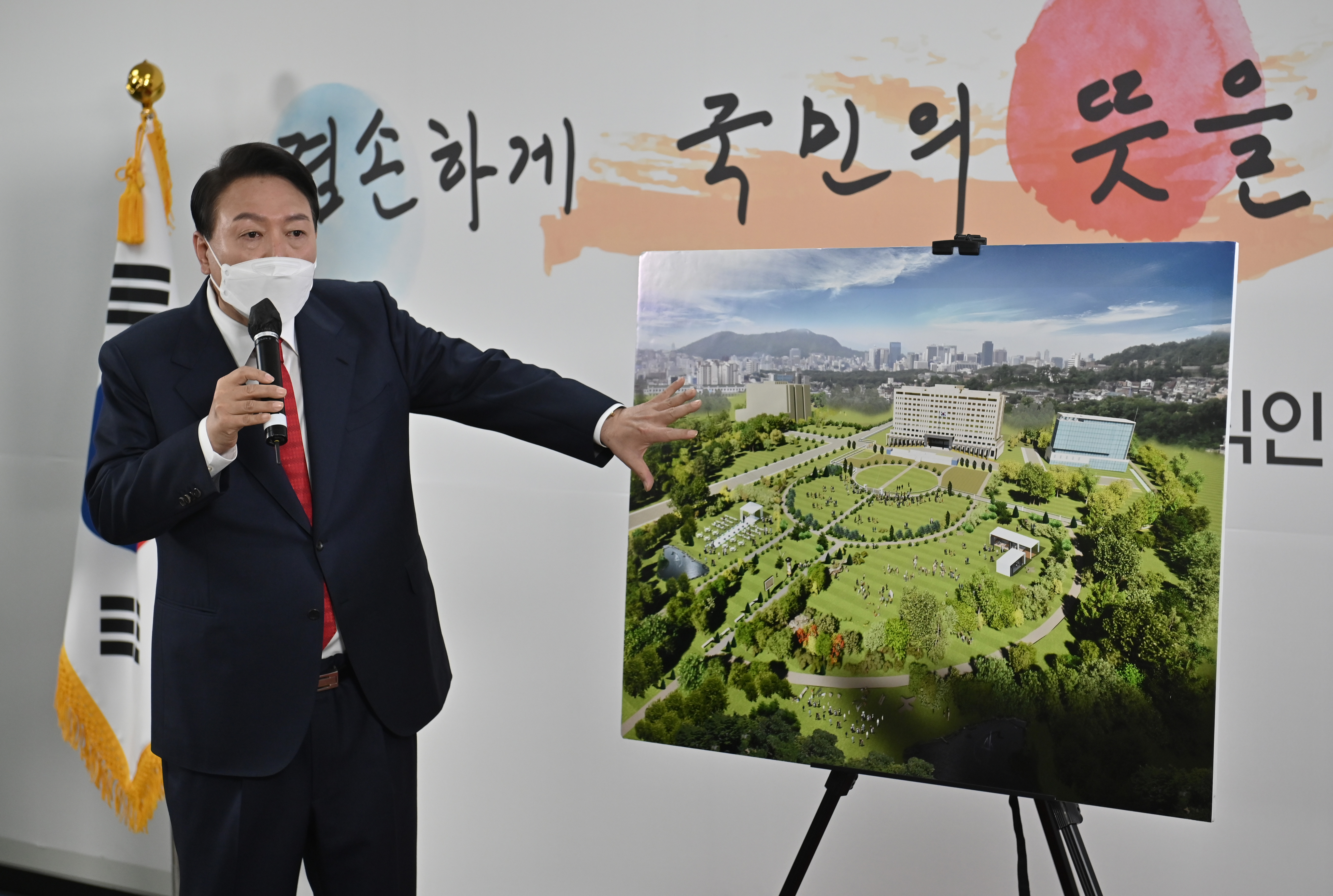 南韓準總統尹錫悅表示，他將在5 月10日就職後，將辦公室遷至首爾市中心區域龍山區的國防部大樓。(AFP)