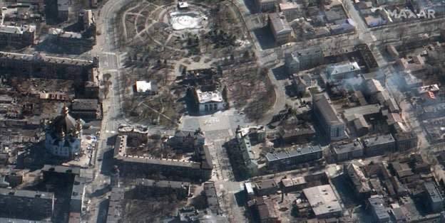 烏克蘭外交部長庫列巴(Dmytro Kuleba)貼出遭轟炸後的馬立波劇院衛星圖片。(Twitter/@DmytroKuleba)