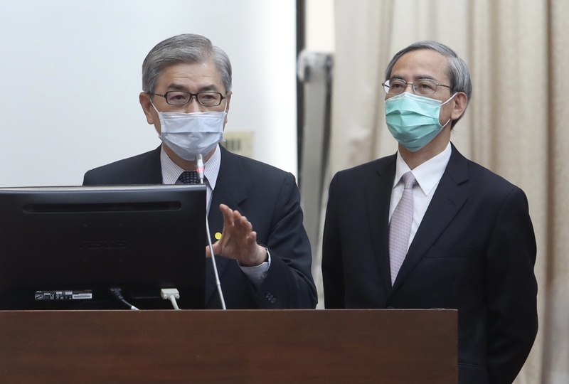 香港恆生指數上周暴跌，台灣金融機構在香港曝險新台幣8千多億。金管會主委黃天牧(左)21日在立院備詢時表示，會進一步檢視國銀香港曝險能否與中國的曝險合併計算。(圖:中央社)