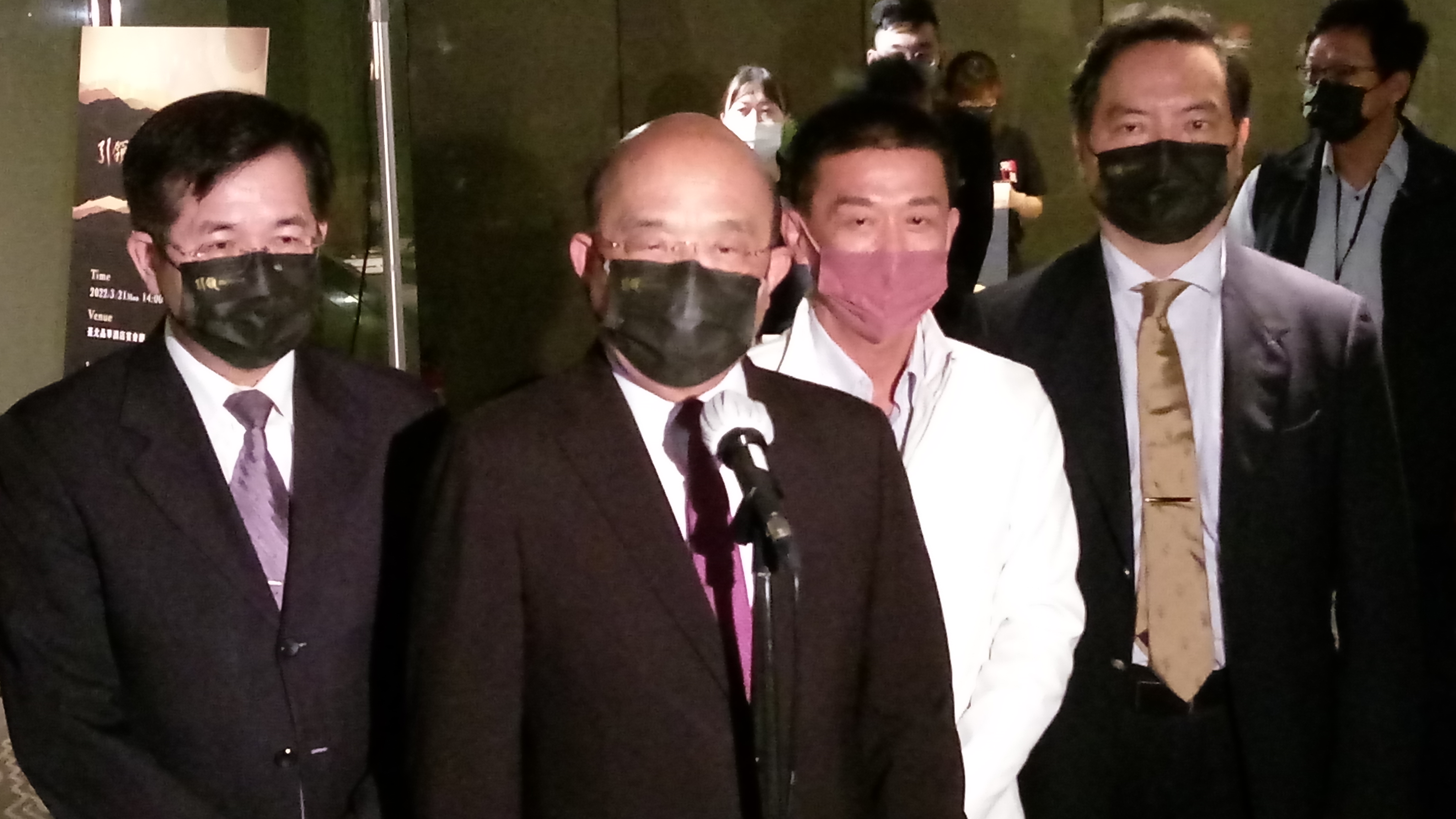 行政院長蘇貞昌(左二)出席國家講座頒獎典禮，進場前接受媒體聯訪。(陳國維 攝)