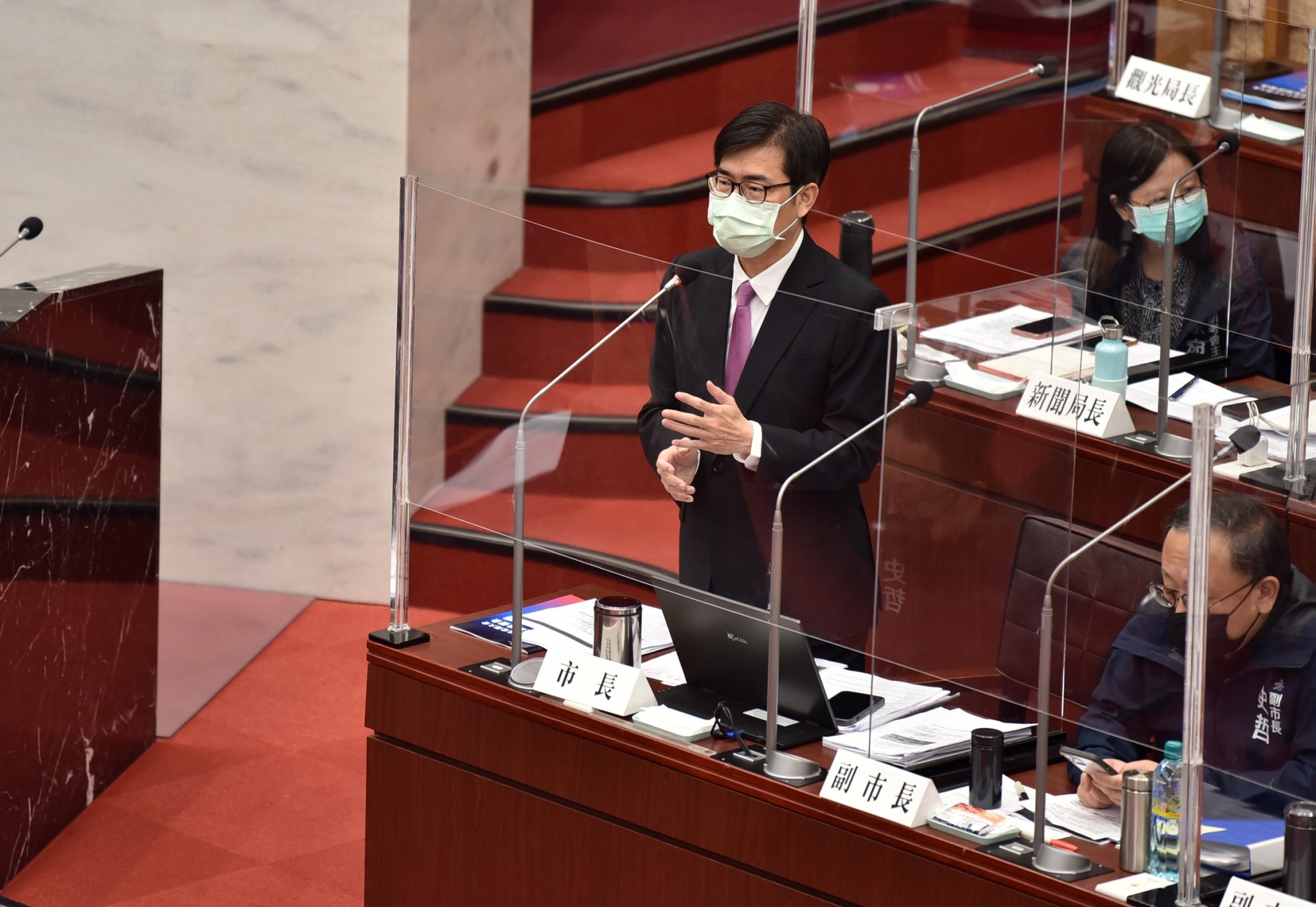 高雄市長陳其邁21日對民調表現僅表示都會參考、虛心檢討。圖為陳其邁在市議會進行施政報告。(高雄市政府提供)