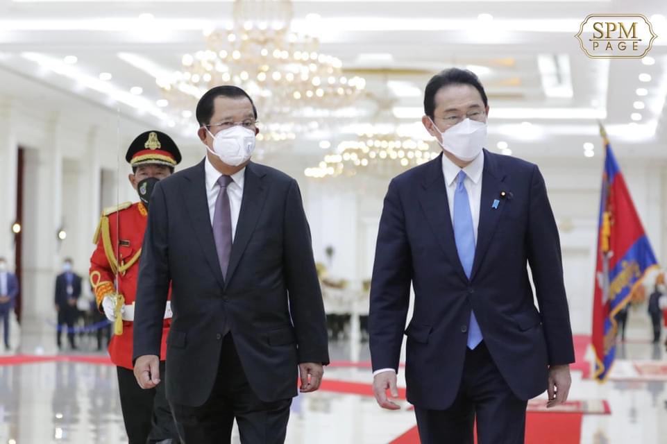 日本首相岸田文雄(右)20日傍晚從印度抵達柬埔寨，與柬總理洪森（Hun Sen）會面。(圖:推特)