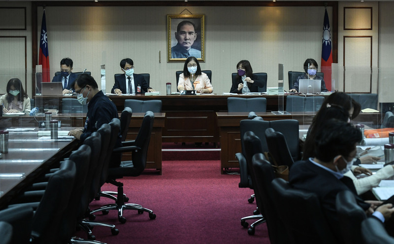 立法院程序委員會22日將攸關「18歲公民權」的修憲案排入25日立法院會討論事項議程闖關。(圖：中央社)