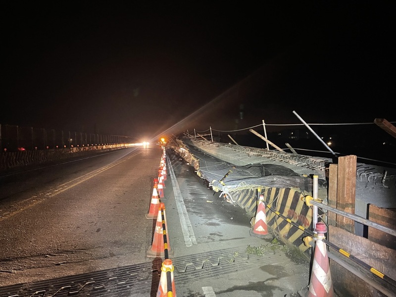 花蓮外海今天凌晨深夜連3震，花蓮玉里鎮玉興橋新建橋面震垮，舊橋面正常通行，警方呼籲用路人行經時放慢車速。（玉里警分局提供） (圖：中央社)