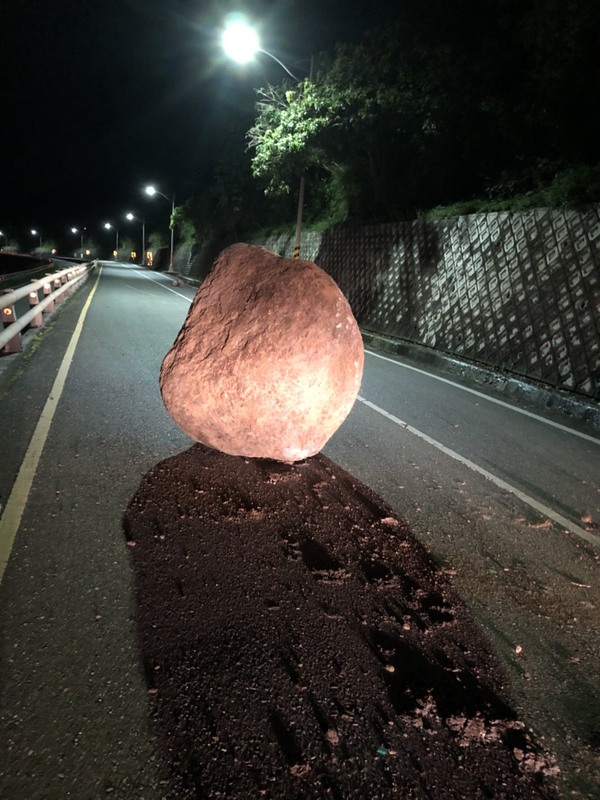 23日凌晨花蓮近海發生規模6.6地震，大小餘震不斷，台東長濱鄉永福路段邊坡掉落大石頭。（民眾提供） (圖：中央社)
