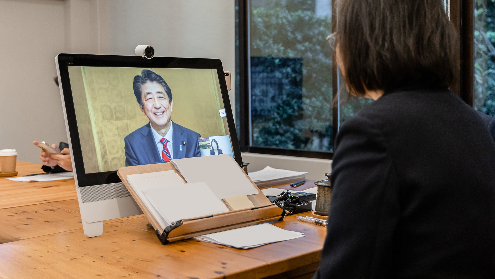 日華議員懇談會總會22日在日本東京舉辦年度大會，蔡英文總統受邀以視訊方式與日本前首相安倍晉三進行對談。(總統府提供)