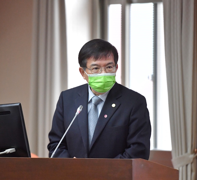 交通部長王國材24日在立法院交通委員會舉行的「台灣鐵路管理局體制改革」公聽會上，遭台鐵工會成員指控「將成為台灣交通運輸的劊子手」。(圖：中央社)
