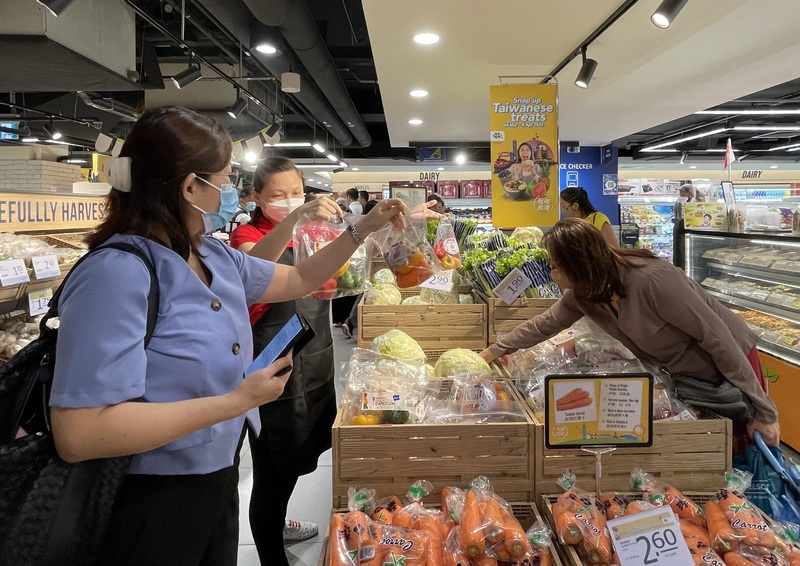 新加坡最大連鎖超市舉辦台灣農產品節，活動24日登場，品項包括高麗菜、彩椒等蔬果，圖為當地一家門市。(圖：中央社)