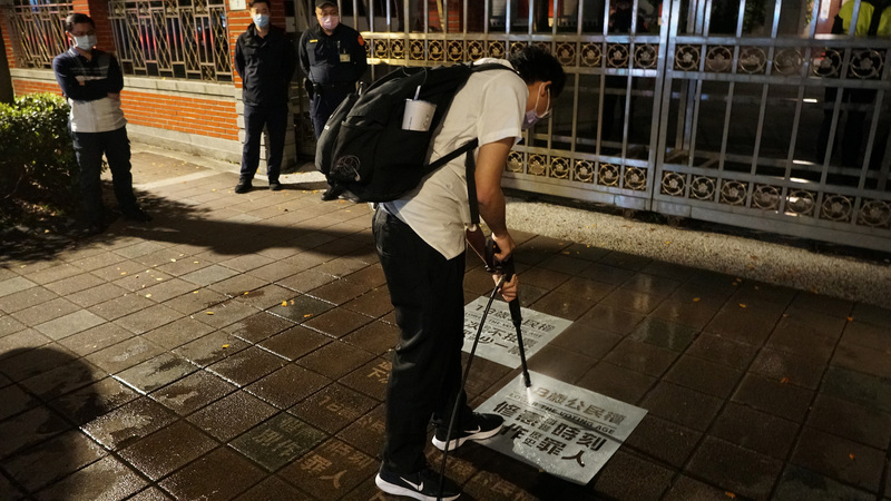 立法院院會25日將處理18歲公民權修憲案，台灣青年民主協會24日晚間號召多校高中生在立法院外人行道「洗地」，以行動力挺18歲公民權。（青民協提供） (圖：中央社)