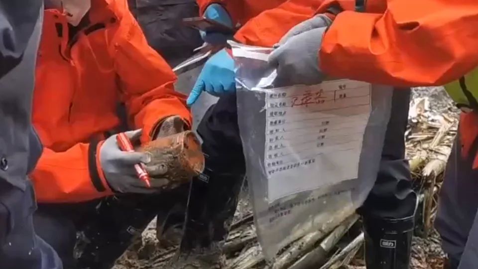 搜救單位尋獲東方航空失事客機的其中一個黑盒子。（圖／翻攝自央視新聞畫面）