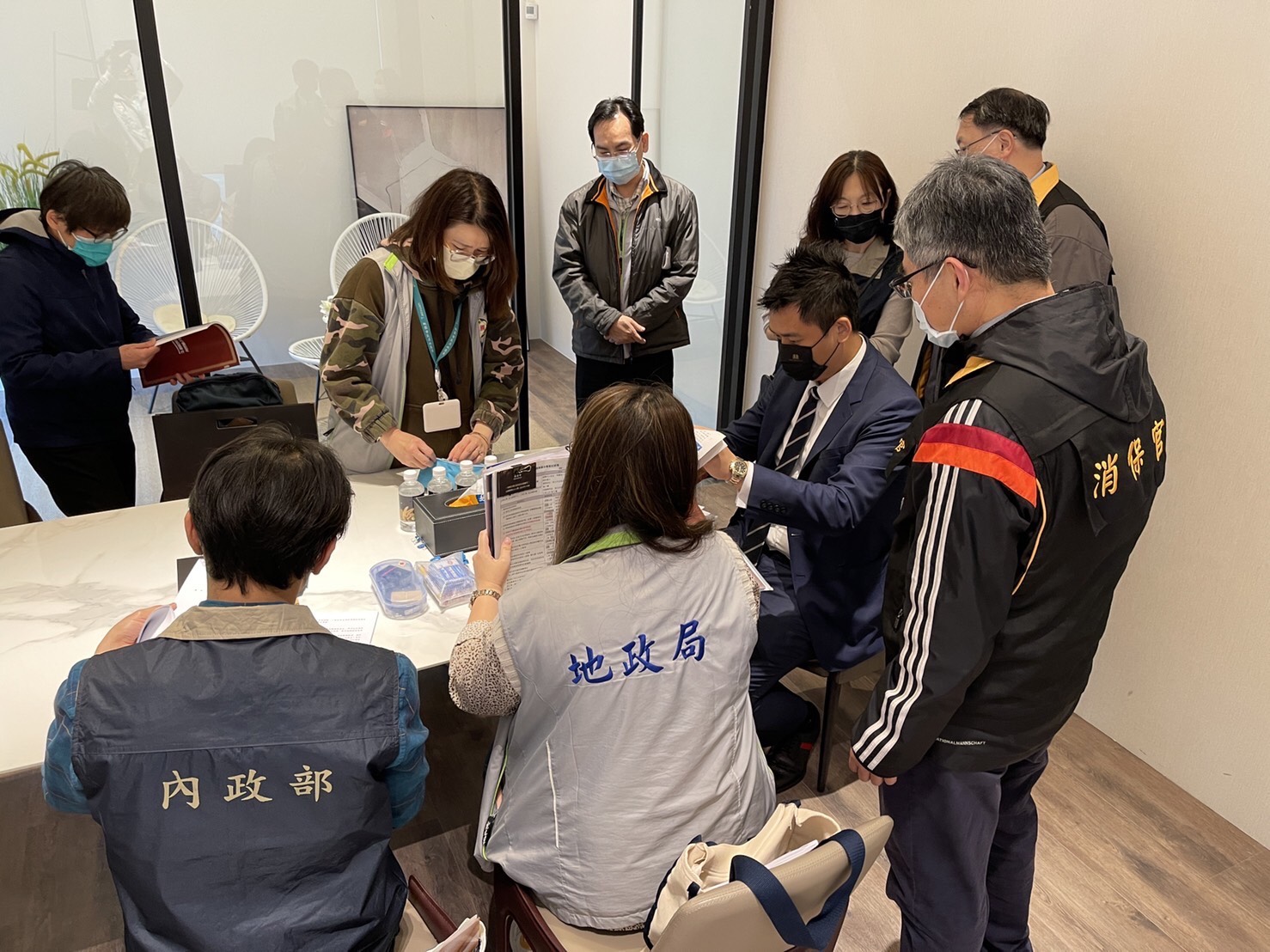 內政部23日擴大預售屋聯合稽查行動，在全國19縣市查出40個建案違規。(內政部提供)