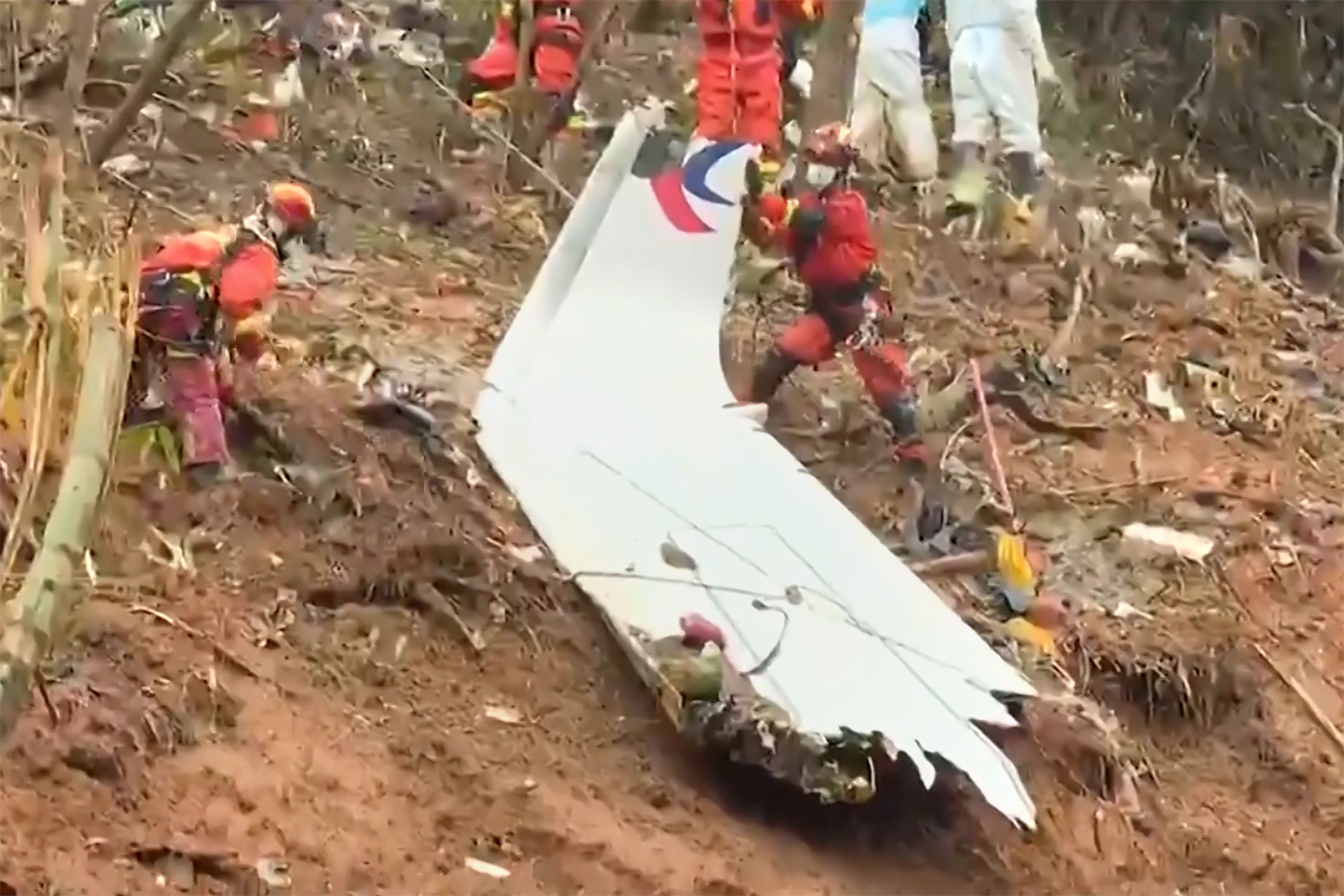 東航波音737-800NG客機MU5735於21日在廣西梧州失事墜毀，中國搜救人員找到失事機身大片殘骸。(AFP)