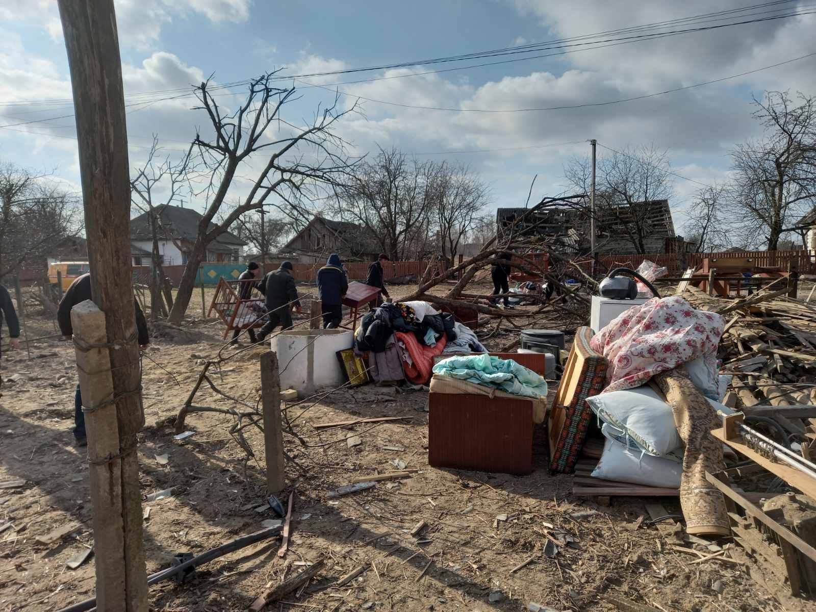 烏克蘭日托米爾地區民眾整理遭俄軍轟炸後的家園。(FB@ДСНС України)