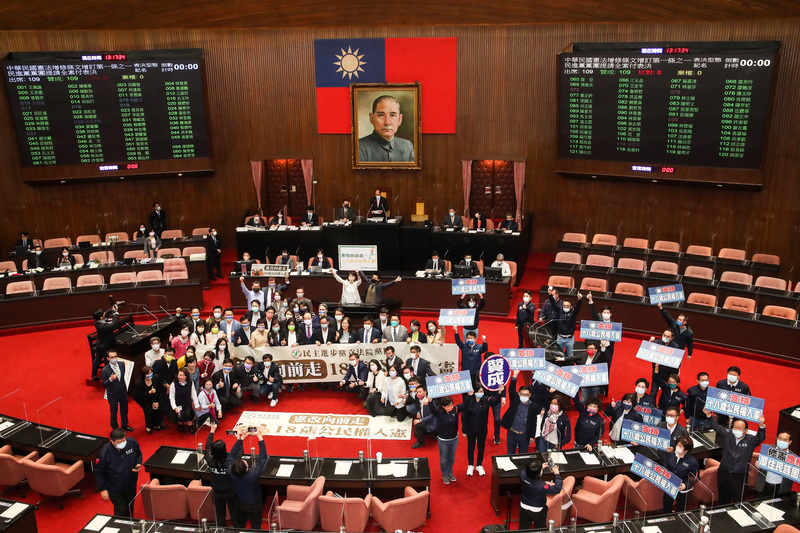 立法院會25日處理18歲公民權修憲提案時進行表決，全案三讀表決時，出席立委增為109人，贊成109人、反對0人、棄權0人，全案通過。後續將交由公民複決，這也是首次修憲案交由公民複決。 (圖：中央社)