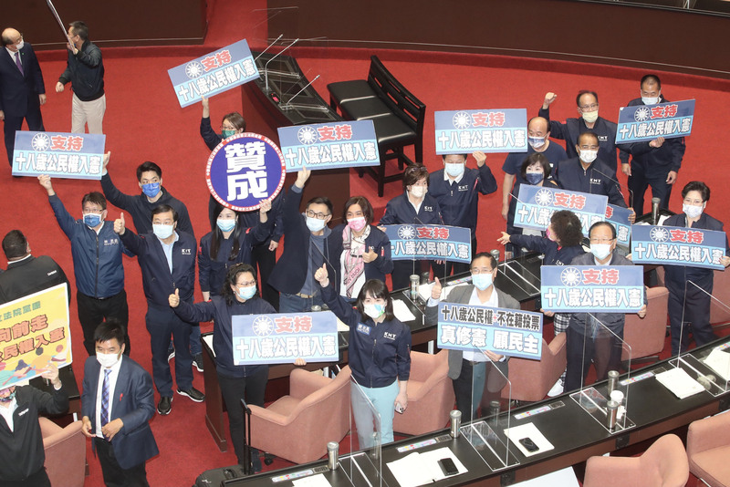 立法院會25日表決通過18歲公民權修憲案，但是否合併九合一大選公投，仍有待決定。(圖：中央社)