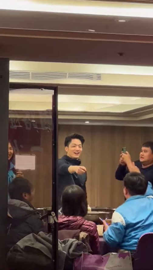國民黨立委蔣萬安出席餐會未戴口罩逐桌打招呼，蔣萬安25日公開致歉。(圖截自王浩宇臉書影片)