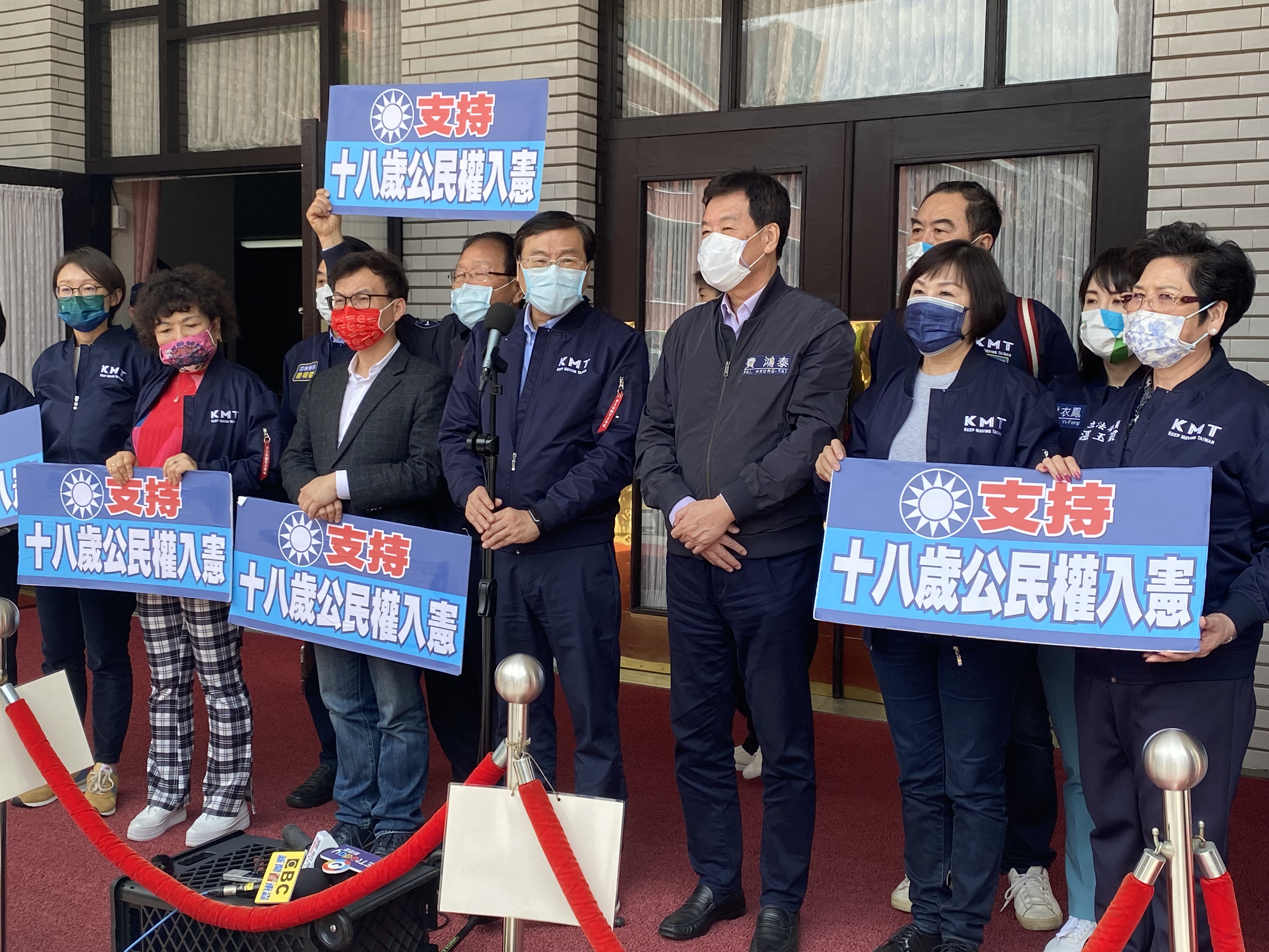 國民黨立院黨團25日在18歲公民權修憲案三讀通過後，召開記者會說明未來推動修憲項目。(林詠青攝)