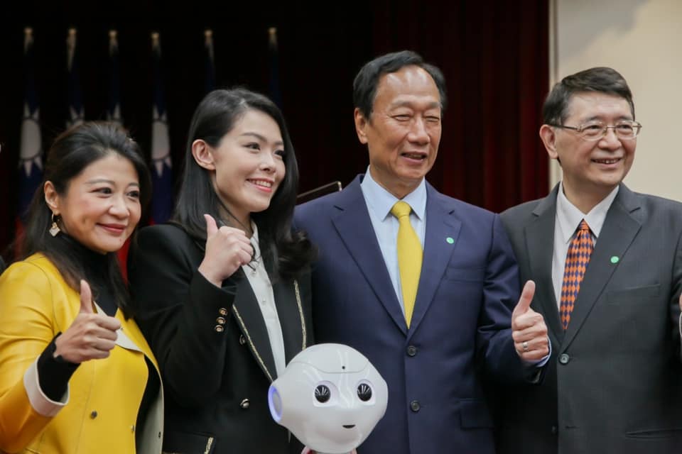 鴻海集團創辦人郭台銘(右二)25日出席立法院「資通安全與科技發展策進會」成立大會。(高虹安辦公室提供)