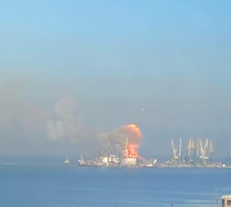 烏克蘭國防部釋出俄羅斯艦艇遭炸毀照片。(Twitter/@DefenceU)