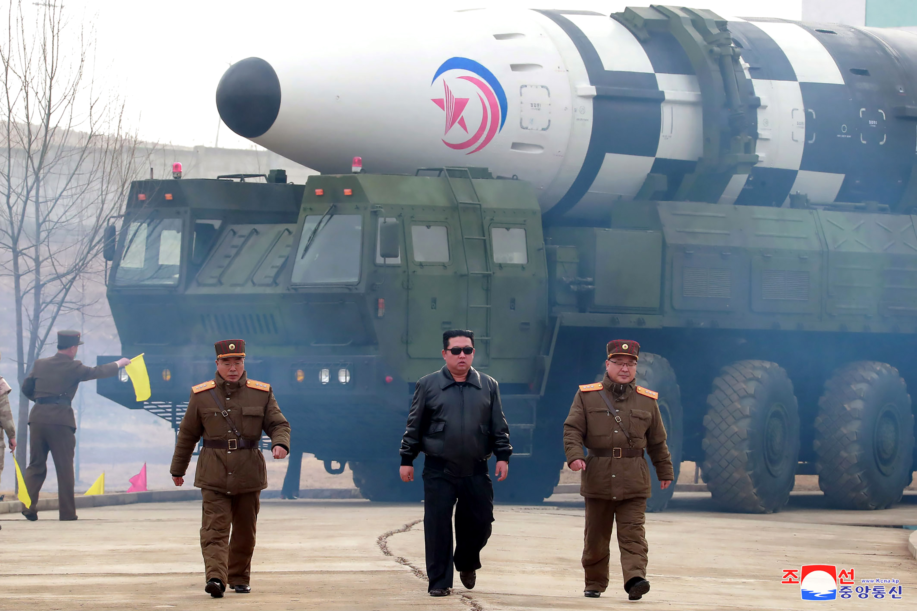 北韓24日試射火星-17(Hwasong-17)「新型」洲際彈道飛彈，北韓領導人金正恩到現場親自督導。(KCNA/AFP)