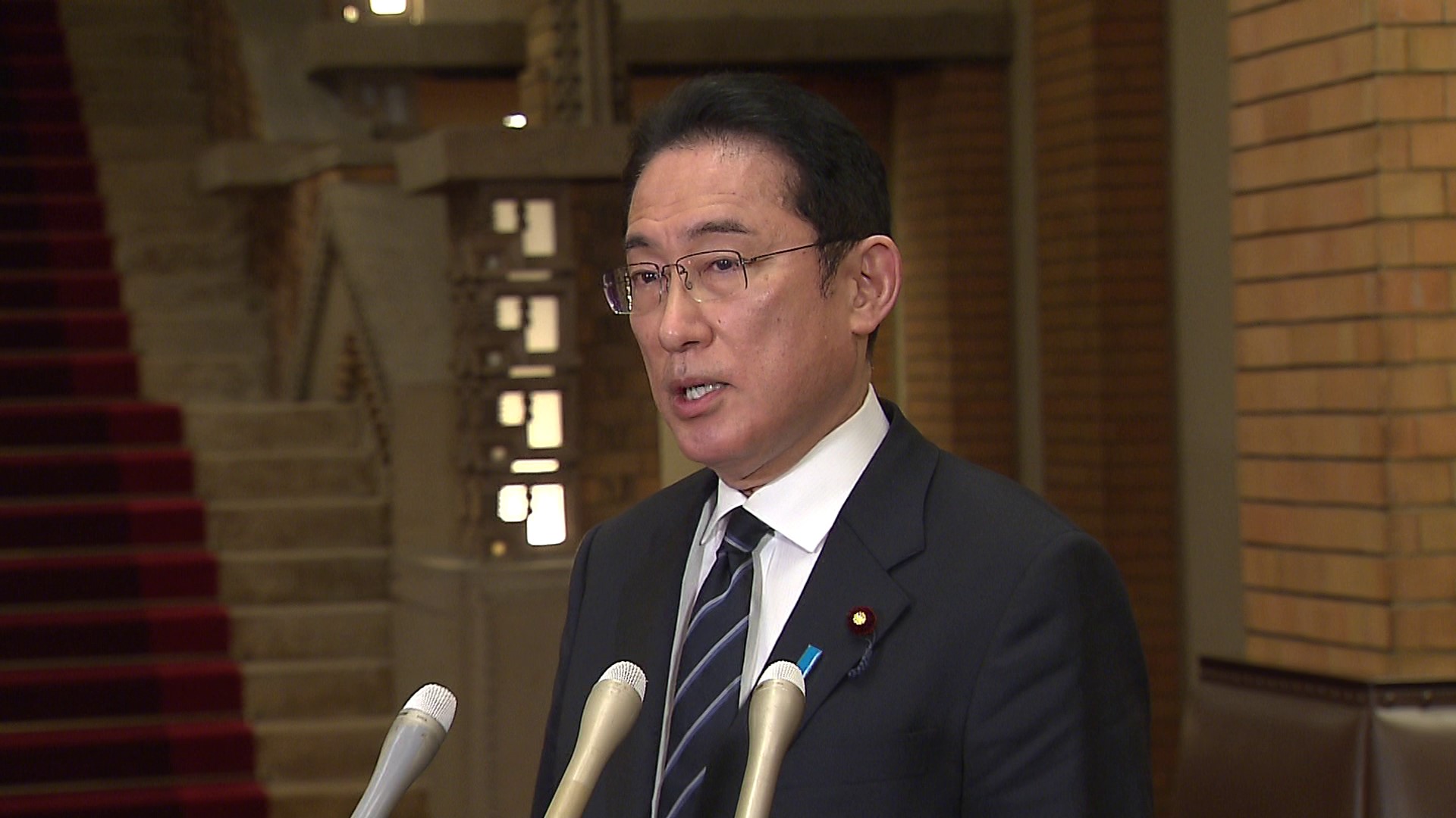 日本首相岸田文雄和美國駐日本大使易曼紐，26日在廣島警告俄羅斯，不可動用核子武器。(圖：日本首相官邸)