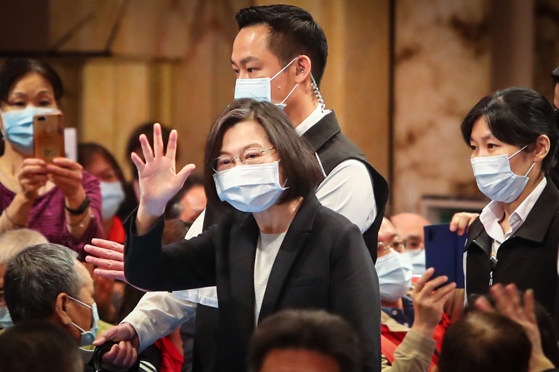 新北市嘉義同鄉會第11屆理事長、理監事、顧問就職典禮27日在新莊舉行，蔡英文總統(前中)出席並向在場嘉賓揮手致意。(圖：中央社)