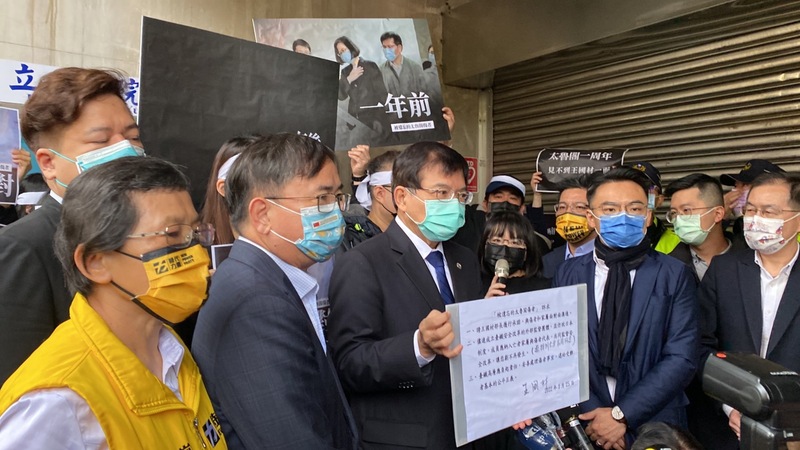 太魯閣事件傷者28日上午到立法院前陳情，並提出3個訴求，交通部長王國材（前左3）也親自到現場與傷者見面，並承諾已經把29日下午3時留下來，傾聽各家屬及傷者的聲音。 (圖：中央社)