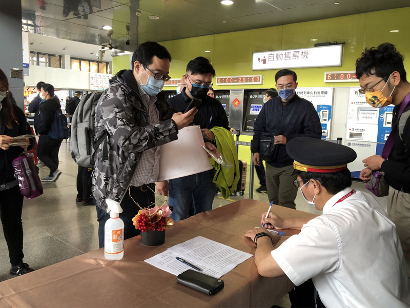 台鐵局28日上午在花蓮站販售復興號末班車紀念套票，吸引許多民眾排隊購買，一開賣就秒殺，台鐵花蓮站長林德香（前右）也現場為旅客簽名，供旅客紀念珍藏套票。（台鐵花蓮站提供） (圖：中央社)
